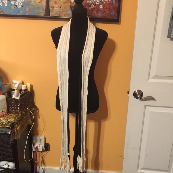 Xtra Long Blk & Wht Reversible Scarf🧣 - Picture 11 of 15